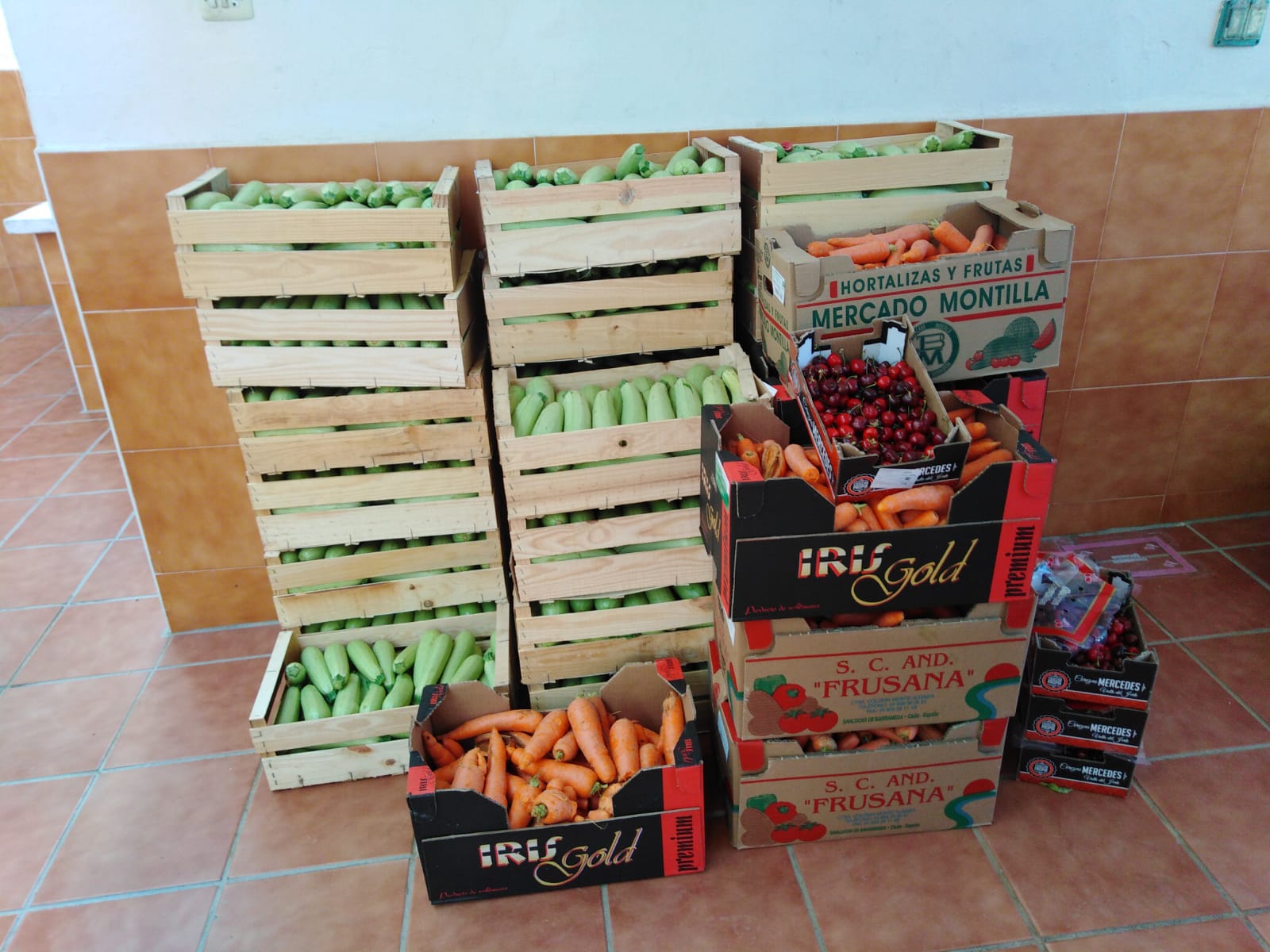 Entrega de frutas y verduras al Hogar San Juan