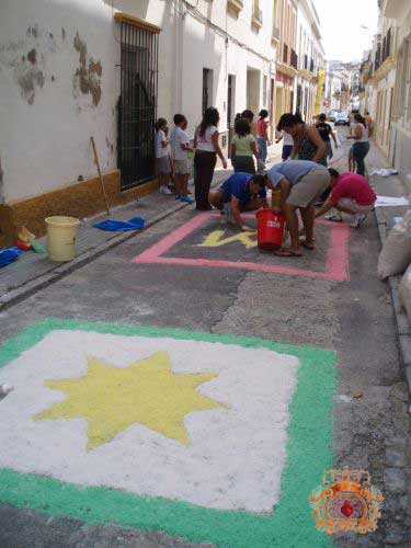 Montaje-de-alfombras-Rosario-de-la-Aurora 1