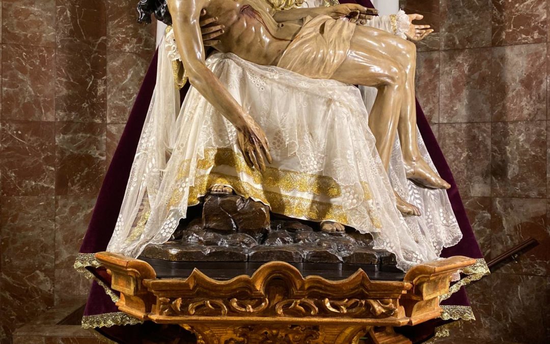 Fotografías de Nuestra Señora vestida para la llegada del Adviento