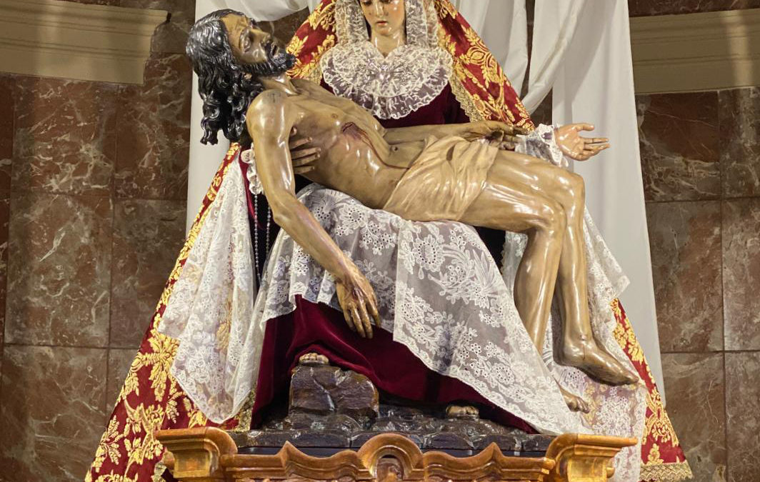 Fotografías cambio de vestimenta de Nuestra Señora