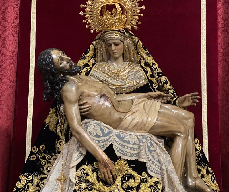 Fotografías de Nuestra Señora vestida para el Solemne Triduo en honor a la Festividad de los Dolores de la Santísima Virgen María