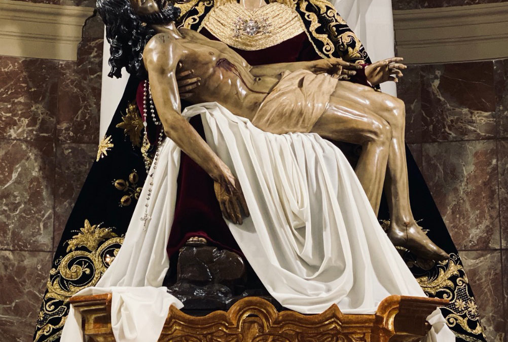 Cambio de vestimenta de Nuestra Señora de las Angustias para la llegada del Adviento
