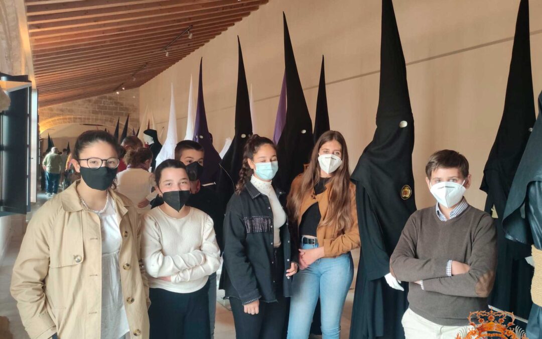 Visita del Grupo Joven e Infantil a la exposición cofrade “Cofradías, la Huella del Tiempo en Jerez”