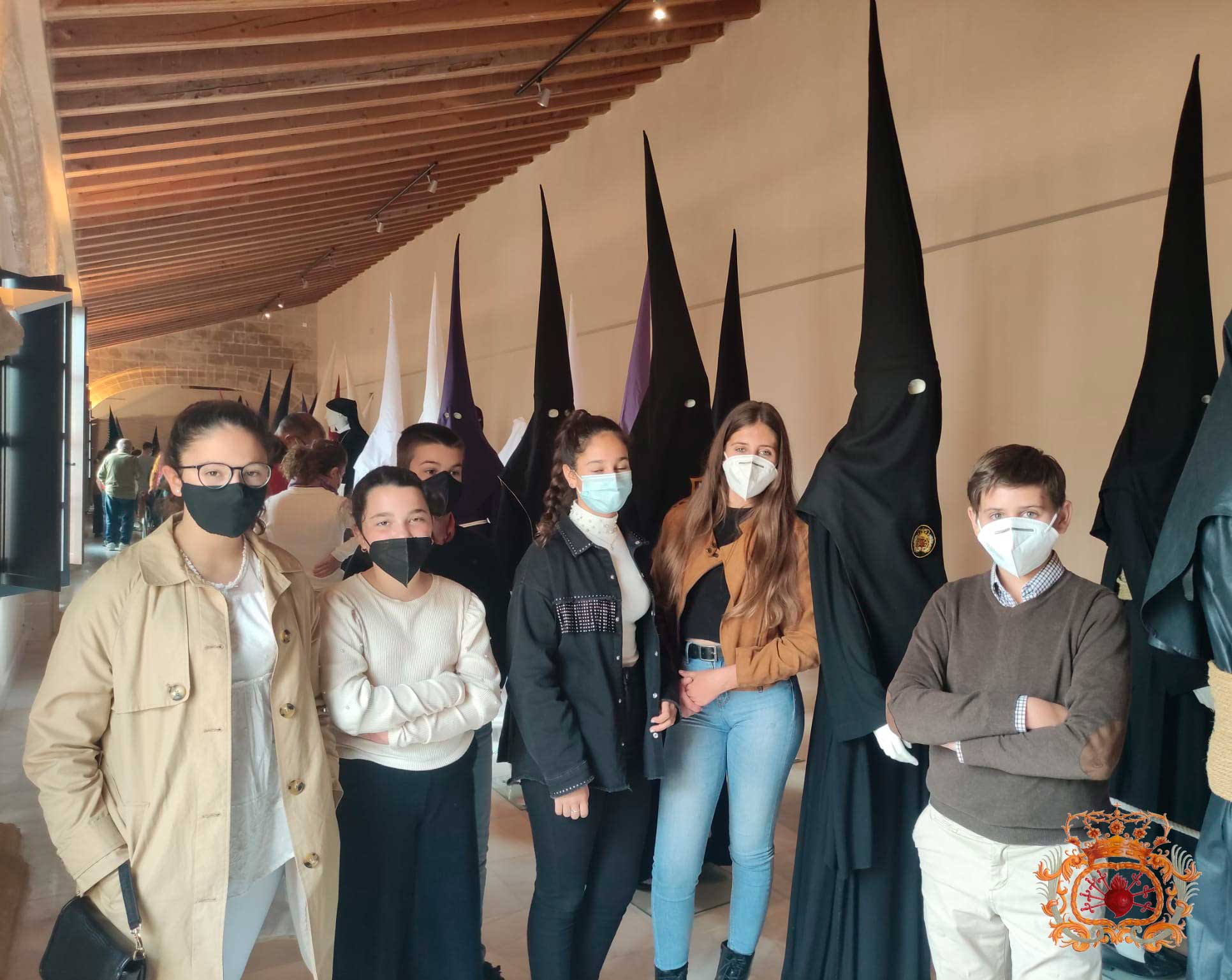 Visita-del-Grupo-Joven-e-Infantil-a-la-exposición-cofrade–(1)
