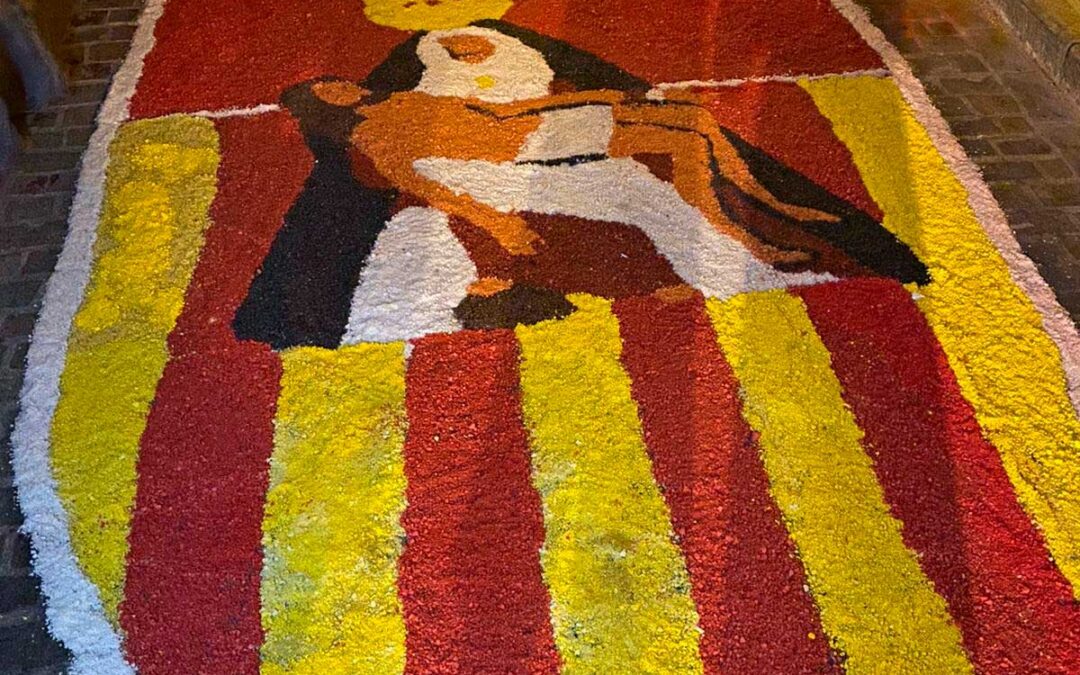 Montaje de alfombras para la Procesión de Nuestra Señora de la Merced Coronada 2021