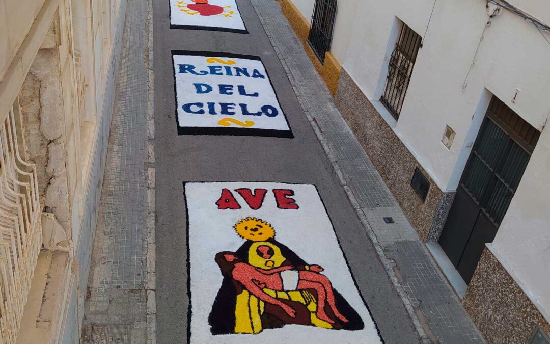 Fotografías del montaje de alfombras de sal para el Rosario de la Aurora de Nuestra Señora 2021