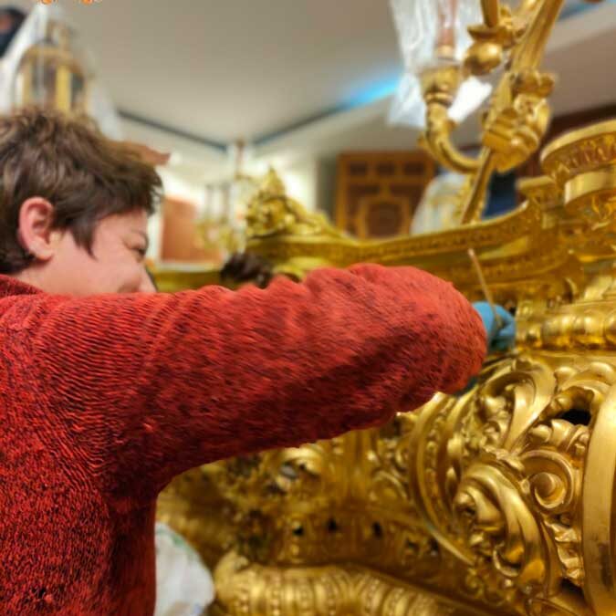 Tareas de conservación y mantenimiento sobre el paso de misterio de Nuestra Señora de las Angustias en 2022