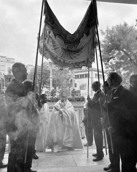 Asistencia corporativa a la Procesión Eucarística de la Hermandad de la Candelaria del 2022