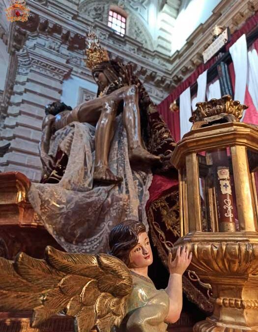 Entrega del codal de Nuestra Señora de las Angustias al Donante de Sangre Distinguido del Año 2023