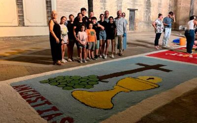 Montaje de alfombras de sal para la Procesión del Corpus Christi 2025