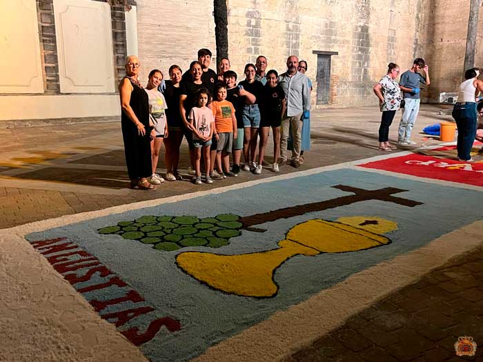 Montaje de alfombras de sal para la Procesión del Corpus Christi 2025